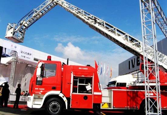 加裝了傾角傳感器的消防車云梯更安全